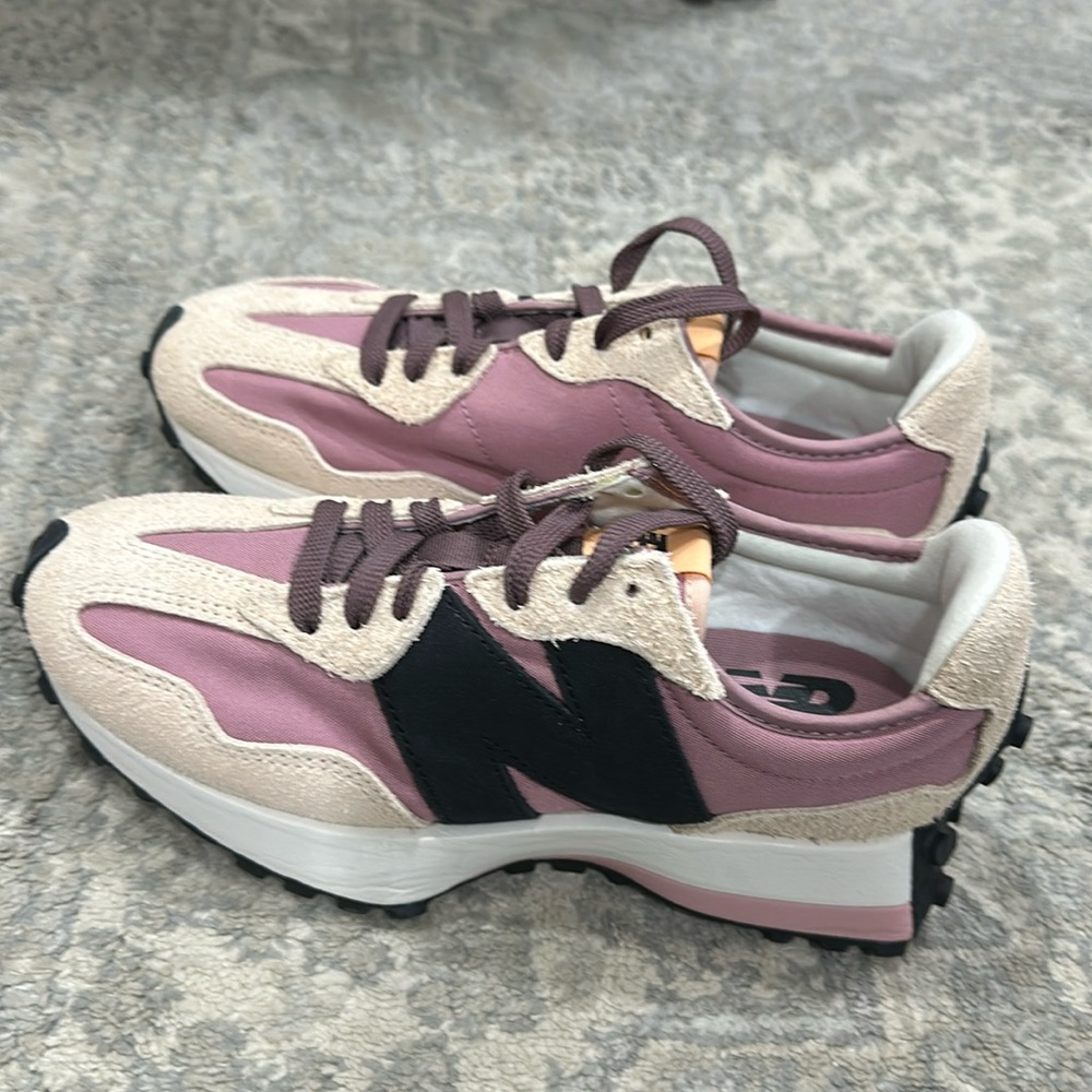 New Balance 327
Brand new